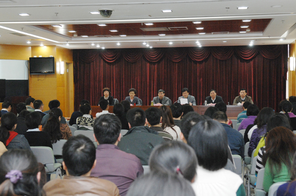 �Ͽ������쵼���������³�Ա